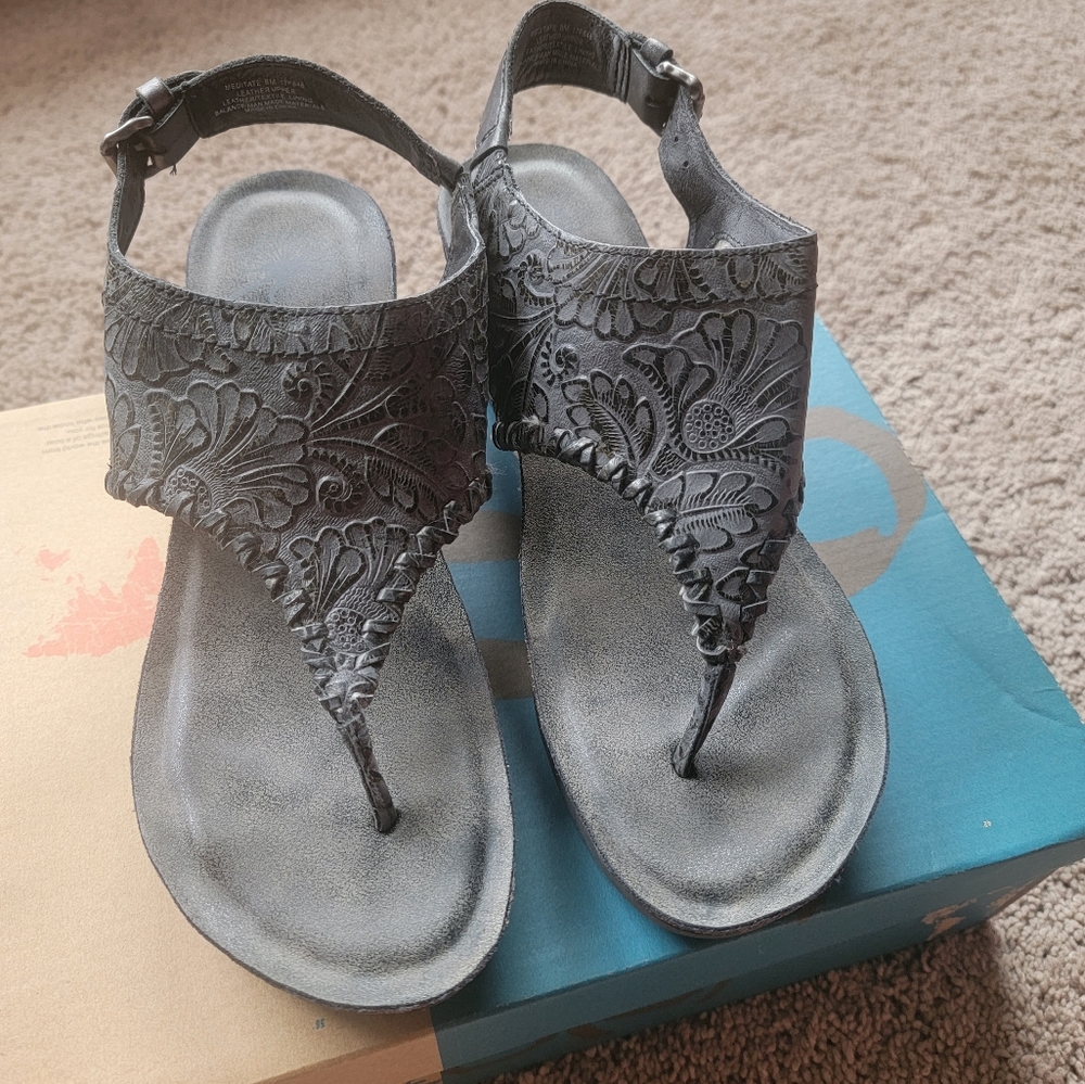 Otot wedge sandals